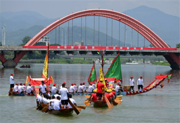 6月13日，龙舟在莆田仙游木兰溪上行进。新华社记者 魏培全 摄