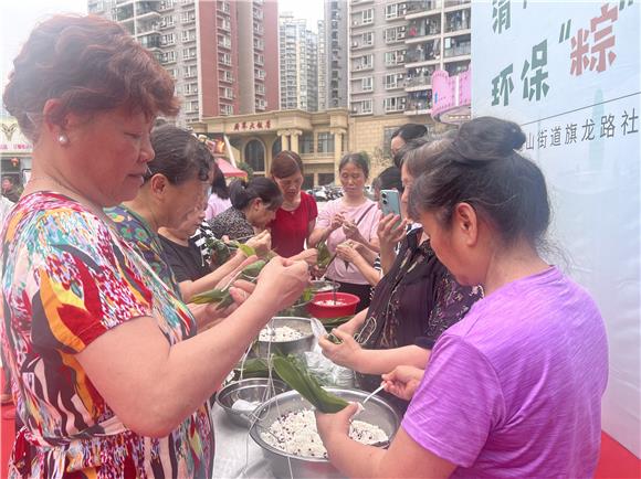 3社区居民正在参与包粽子比赛。通讯员 陈天红 摄
