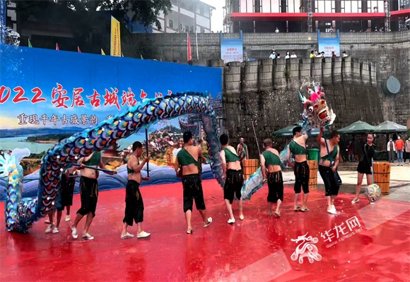 2022年安居古城端午龙舟会开幕式上的水云龙表演。华龙网-新重庆客户端记者 李梦婷 摄