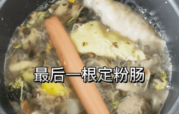 “95后”下班用剪刀剪菜做饭,如何看待“做饭糊弄学”?5