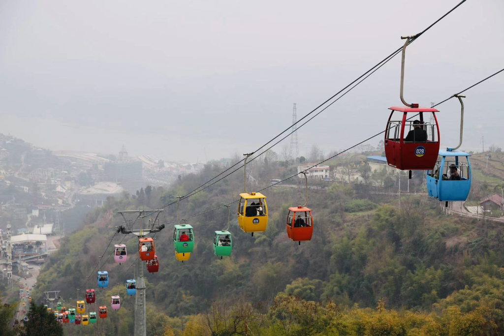 In Meixin Wine Town, tourists taking cable cars. (Photo provided by the scenic spot)