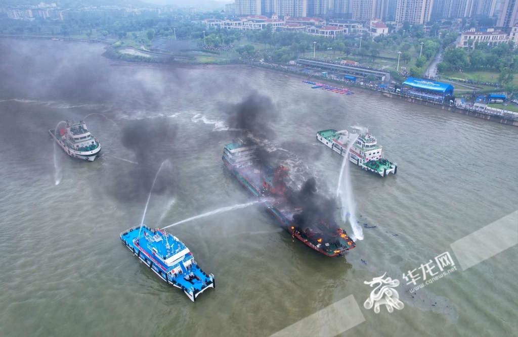 04消防救援船只扑灭事故货轮上的明火。华龙网-新重庆客户端记者 张质 摄
