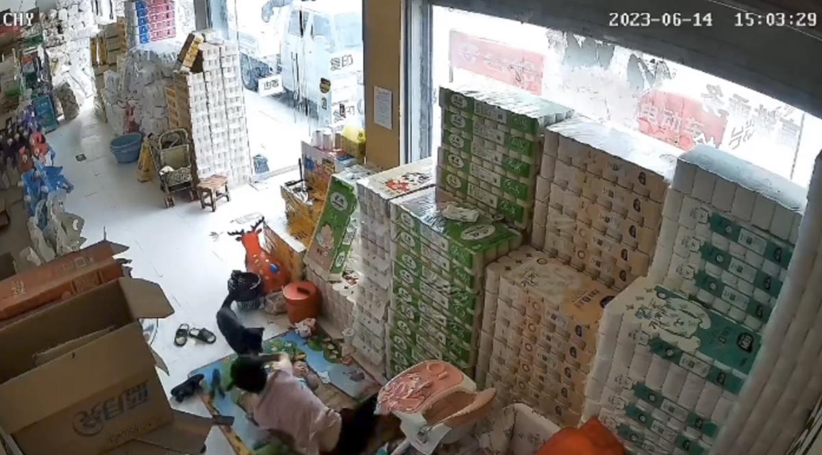 黑犬闯入店内欲接近十个月大婴儿,父亲为保护孩子被咬伤,家属:它还伤了一名七旬老太1
