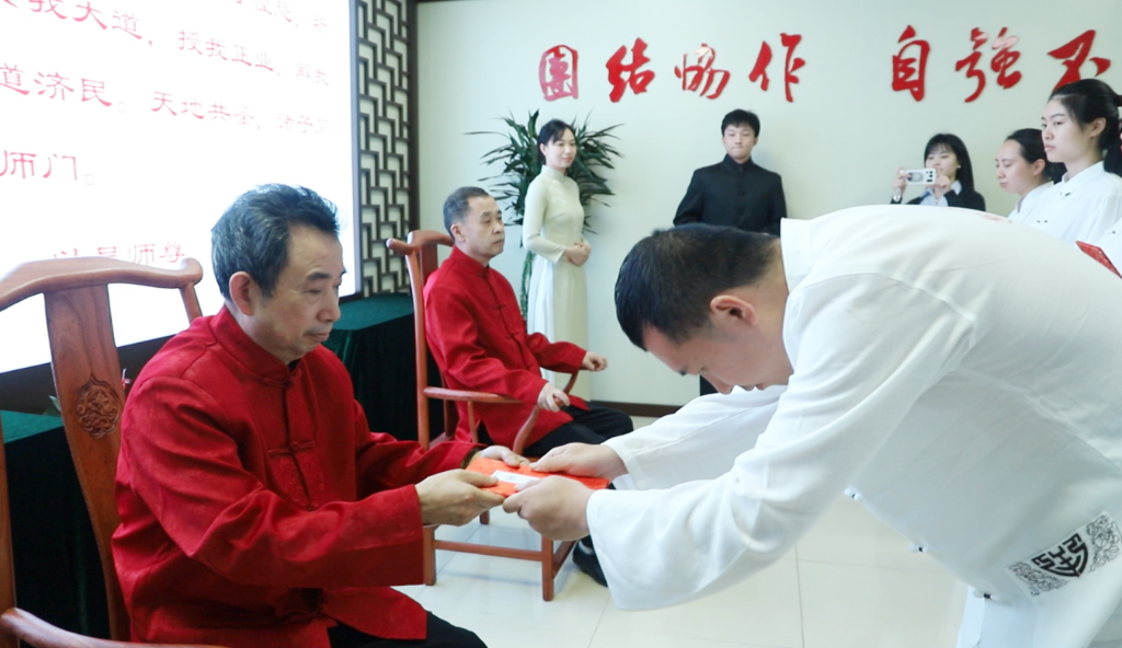 01 拜师仪式现场。两江新区中医院供图