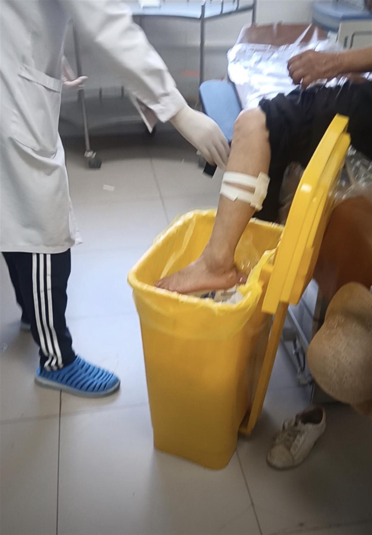 黑犬闯入店内欲接近十个月大婴儿,父亲为保护孩子被咬伤,家属:它还伤了一名七旬老太3