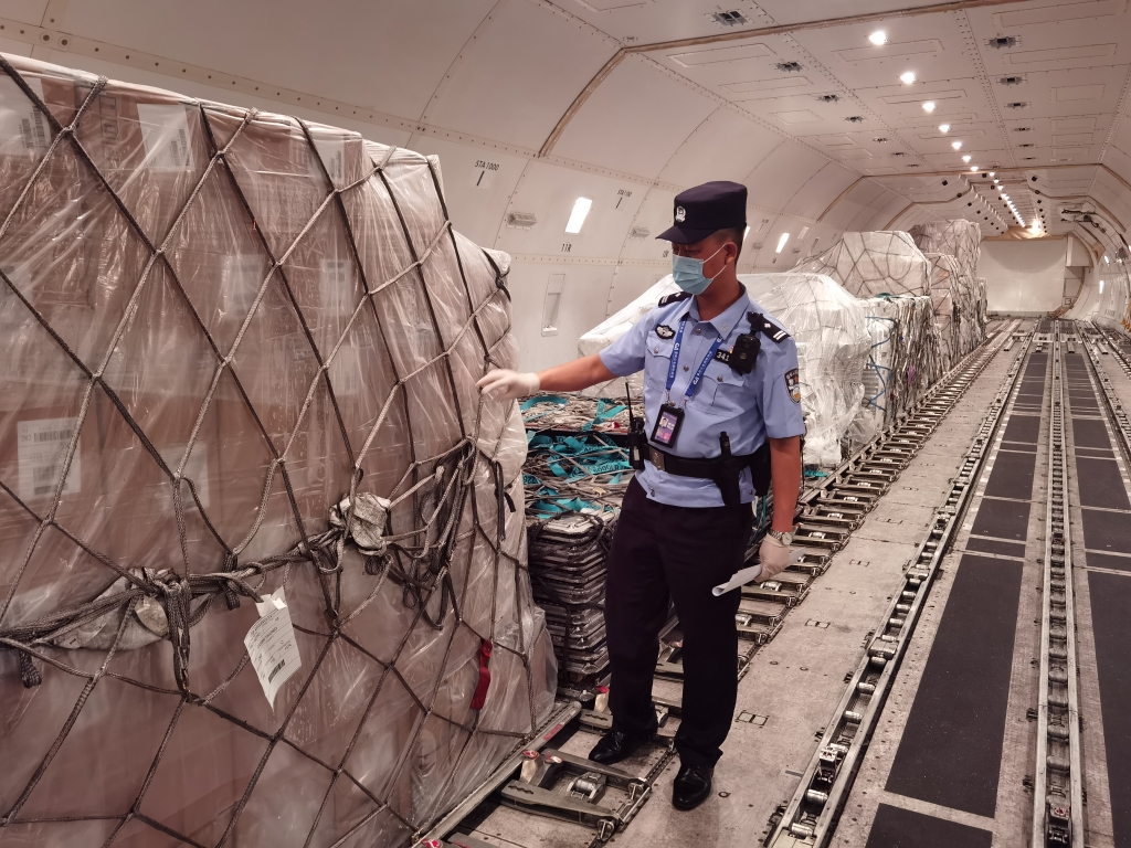 边检民警对入境航班进行货机清舱。重庆边检总站供图