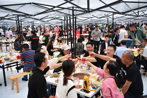 市民在火锅节现场“嗨饮嗨火锅”。 周邦静 摄