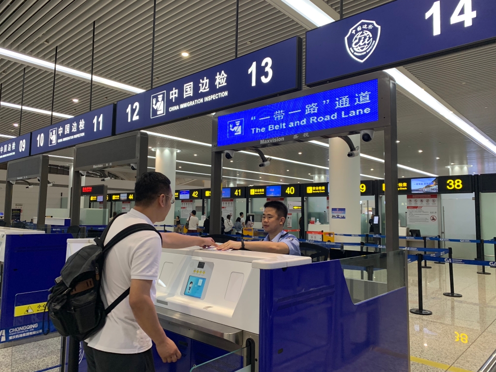 开通“一带一路”专用通道。重庆边检总站供图