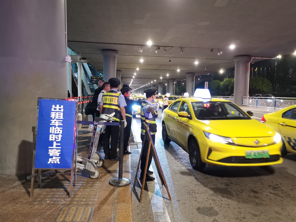 重庆江北国际机场T2航站楼增设临时出租车站台。重庆交通执法部门供图