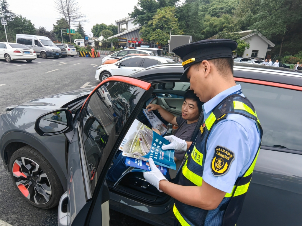 執(zhí)法隊員向過往駕駛員宣傳高速公路安全行車知識。受訪者供圖