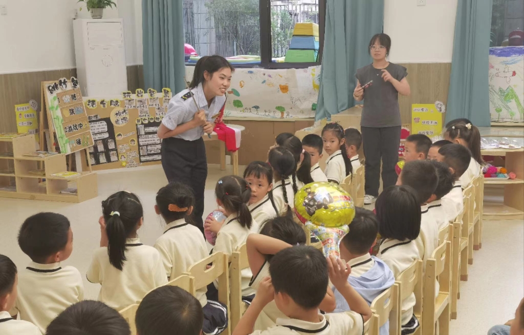 王缘香细致地讲述了公交车上可能出现的各种危险行为。受访者供图