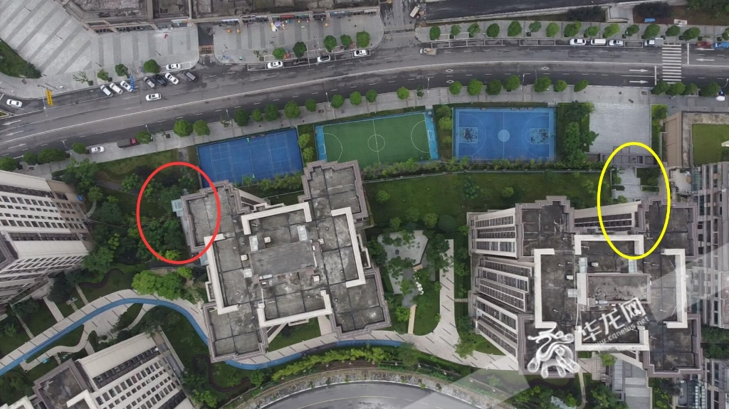 电梯所建位置（红圈处）与66级台阶所在位置（黄圈处）相距约100米。华龙网-新重庆客户端记者 罗杰 摄