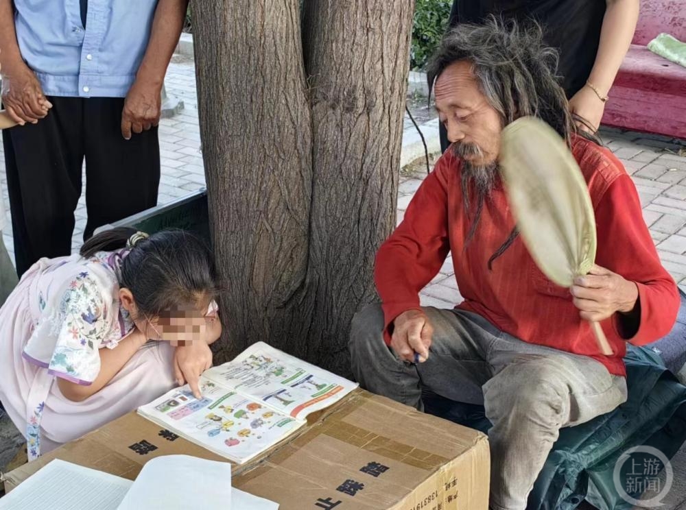 对话“高学历流浪汉”刘彦弘：常年街头“流动”教英语，留胡须模仿托尔斯泰，当年同学已是教授3