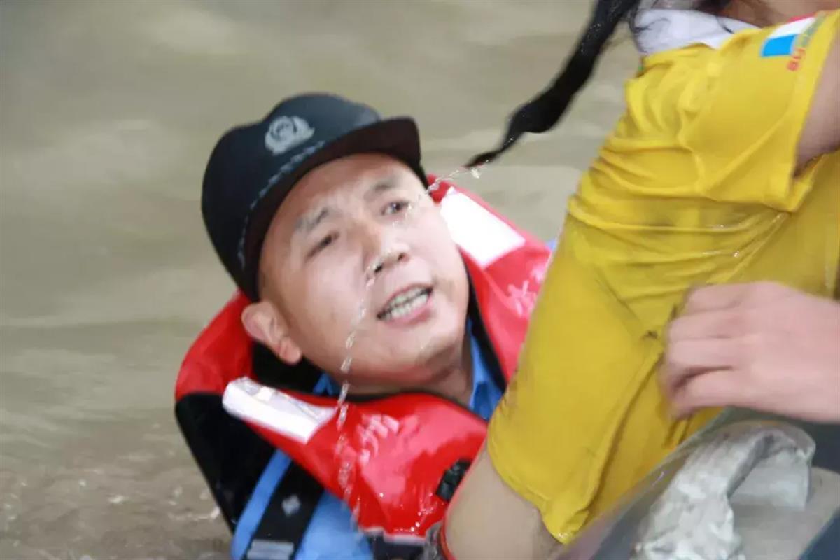 外卖小哥成功救人的背后,有个不为人注意的“英雄民警”,与同事从钱塘江救起300多人,系“全国优秀人民警察”6