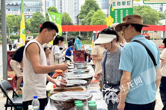 两江新区大竹林街道“五社联动·家园助力站”乡村振兴主题公益集市现场。华龙网-新重庆客户端 张颖绿荞 摄