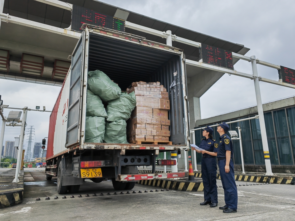 重庆海关跨境电商绿色通道保障跨境电商货物快速放行重庆海关供图