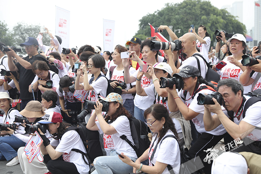 活动吸引了不少摄影家和市民参与。华龙网-新重庆客户端 首席记者 李文科 摄