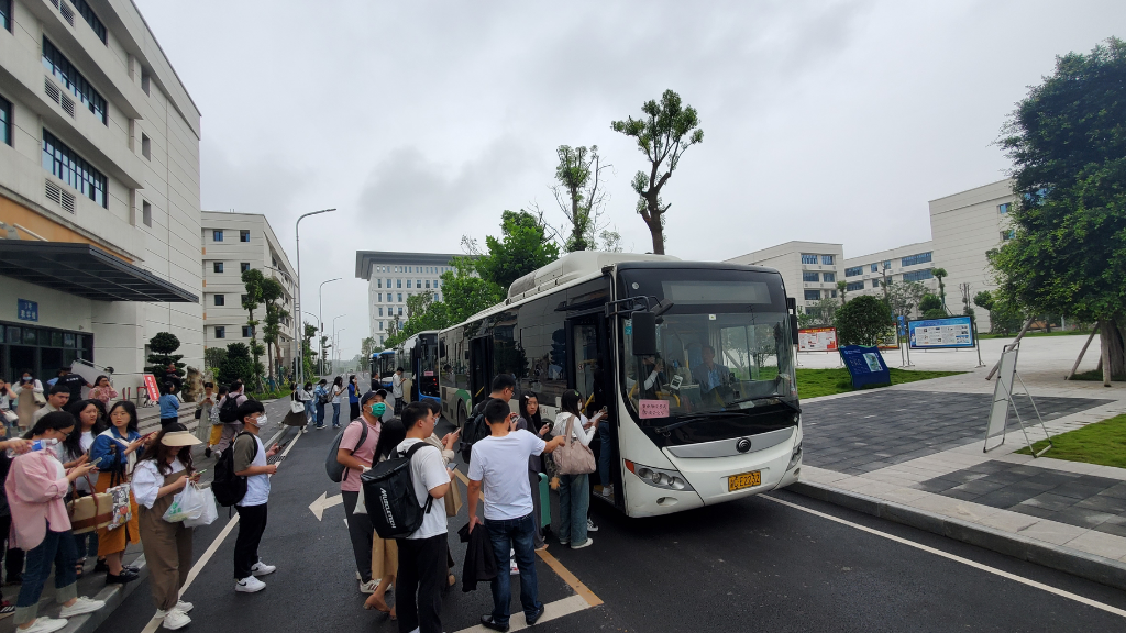 永川区为考生增派考试专线公交车。重庆市人力社保局 供图