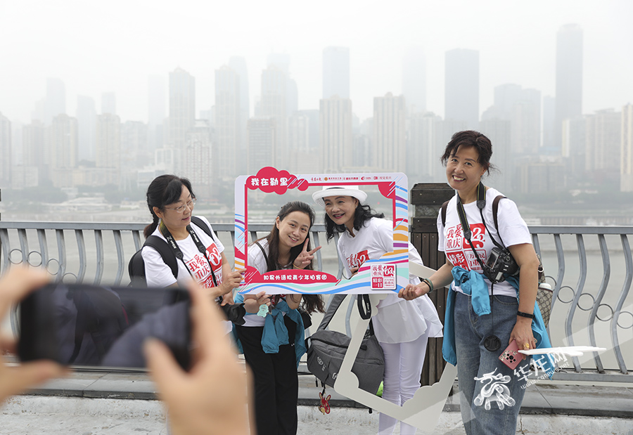 市民在南滨路拍照打卡。华龙网-新重庆客户端 首席记者 李文科 摄