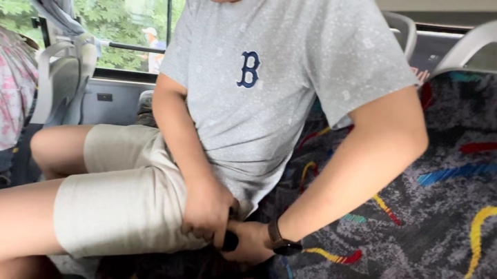 社死现场！小伙被安全带“扣留”在西湖边的公交车上，还惊动了民警2