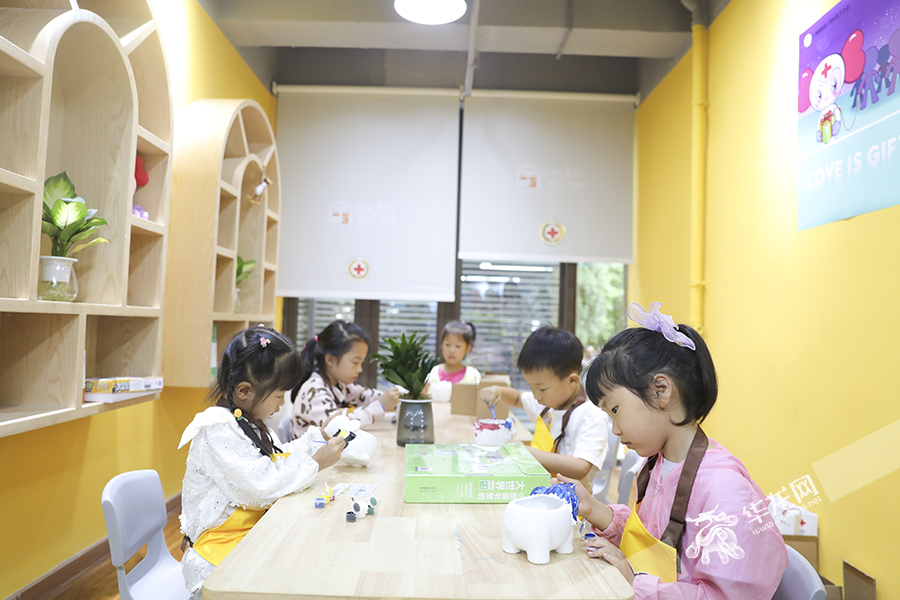 孩子们在红心侠儿童成长中心做手工。华龙网-新重庆客户端 首席记者 李文科 摄
