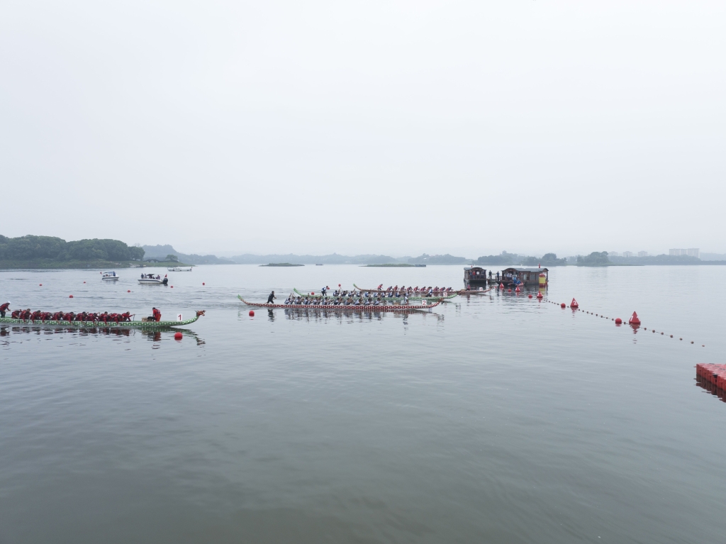 比赛在宽阔的长寿湖面举行。长寿文化旅游委供图 华龙网发