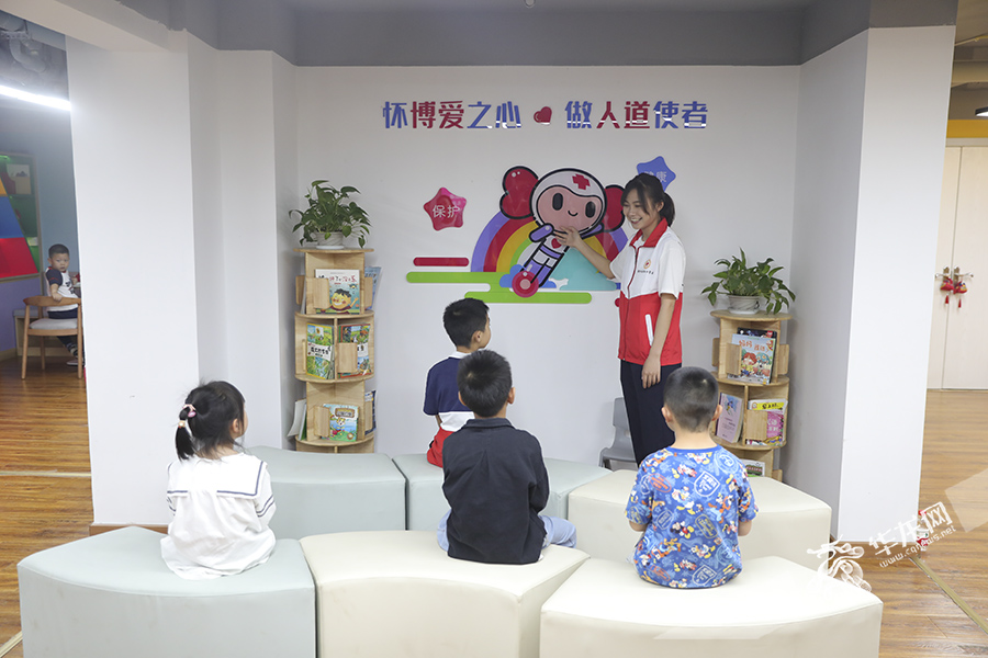 孩子们在红心侠儿童成长中心学习知识。华龙网-新重庆客户端 首席记者 李文科 摄