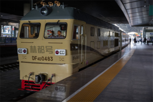 6月18日，“林都号”旅游列车在哈尔滨火车站停靠。新华社记者 张涛 摄