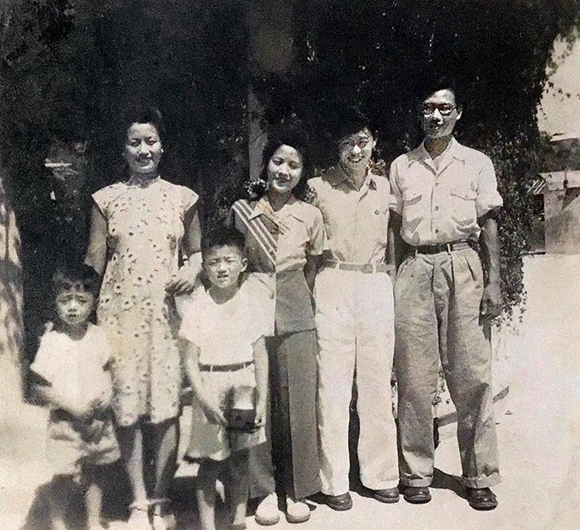 少年王炜及家人在南京与黄永玉合影