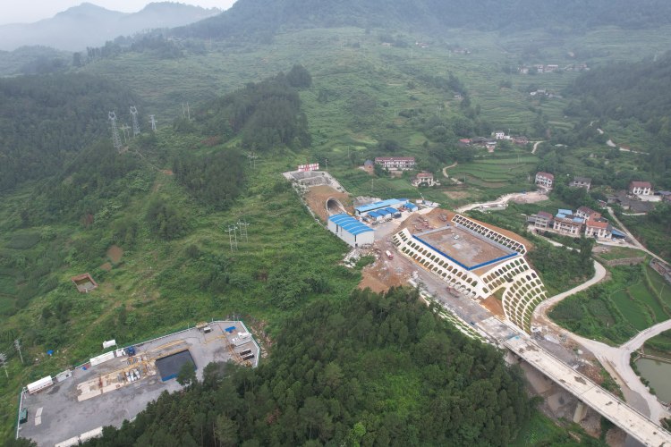 新进展!渝湘高铁楠竹山隧道出口贯通