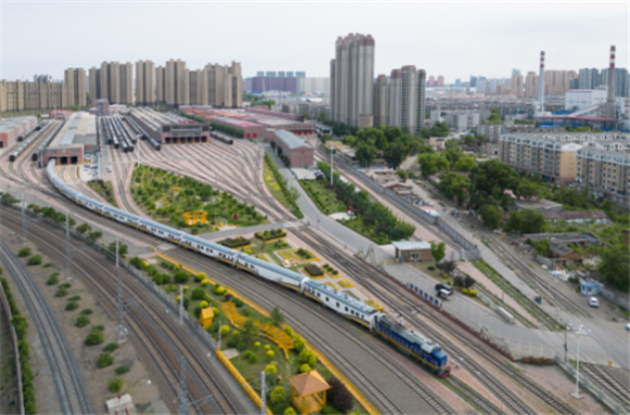 6月17日，在中国铁路哈尔滨局集团有限公司三棵树车辆段，“林都号”旅游列车进行测试（无人机照片）。新华社记者 张涛 摄