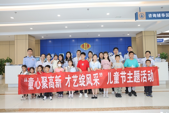 税务工作人员与小朋友们合影。 重庆高新区税务局供图 华龙网发