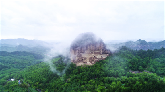 这是5月31日拍摄的烟雨笼罩下的麦积山石窟（无人机照片）。新华社记者 郎兵兵 摄
