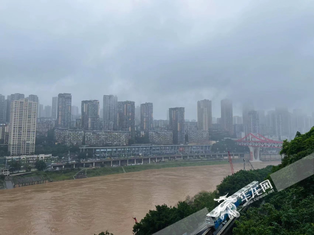 重庆中心城区，嘉陵江水位上涨明显。华龙网-新重庆客户端首席记者 李裕锟 摄