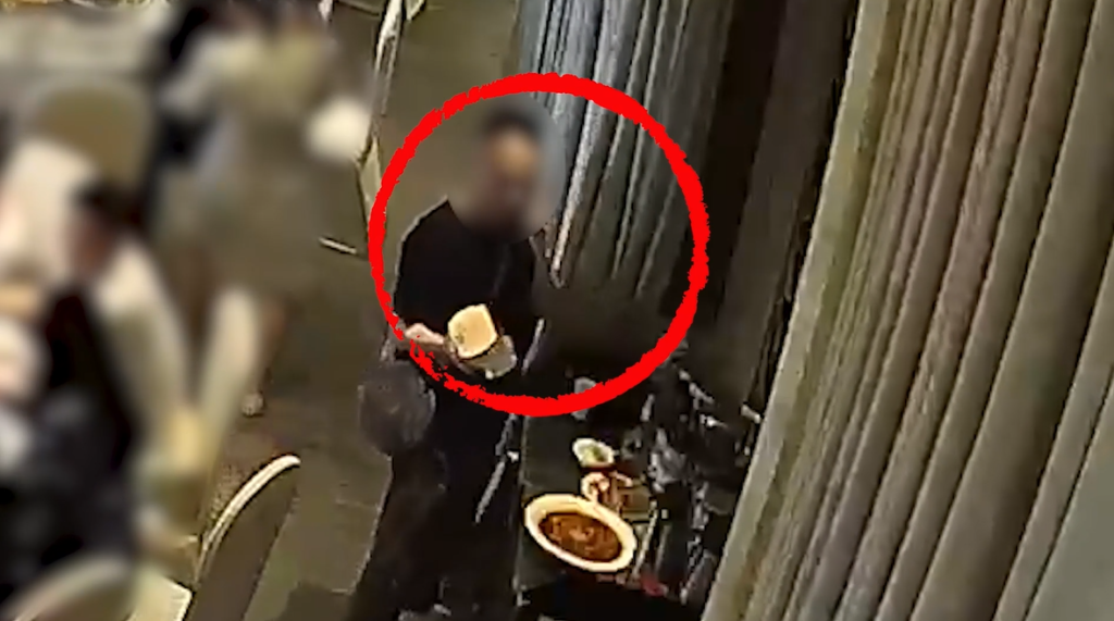 1男子偷走白酒的过程被酒店摄像头拍下。重庆渝北警方供图