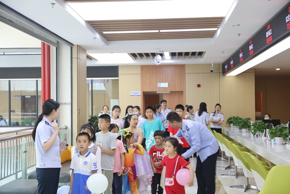 税务工作人员带领小朋友们参观办税服务厅。重庆高新区税务局供图 华龙网发