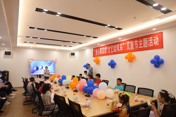 税务青年干部为小朋友们上了一堂生动的“税收小课堂”。 重庆高新区税务局供图 华龙网发