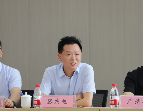 重庆交通开投集团董事会秘书、办公室主任、学校董事长张东旭 学校供图 华龙网发