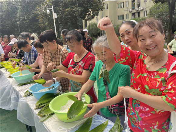 现场节日氛围浓厚，空气中到处弥漫着粽叶的清香。活动主办方供图 华龙网发