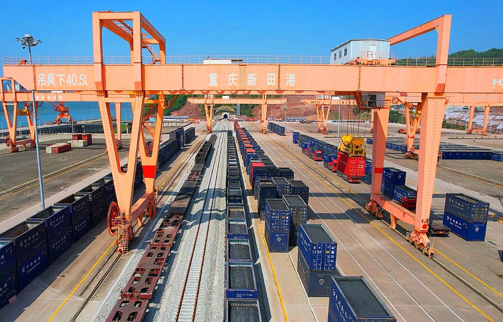 万州新田港打造铁公水为一体的多式联运枢纽港。受访者供图