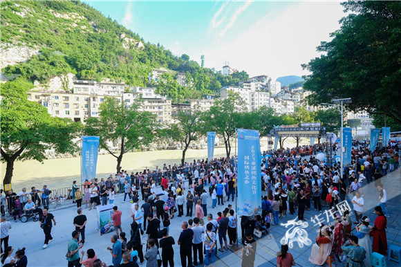 开幕式前，游客涌进大宁河古城。