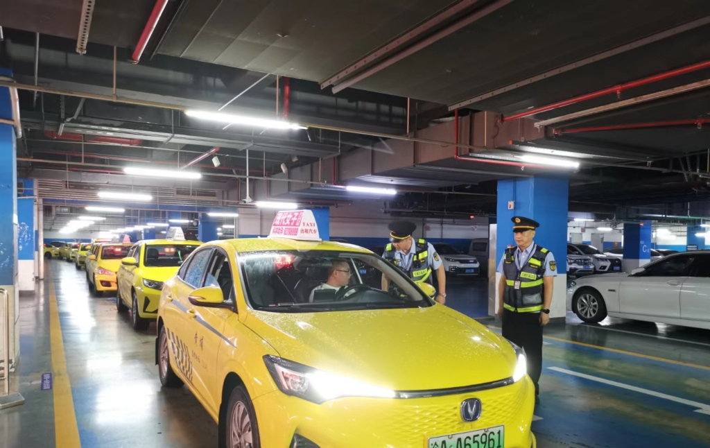 执法队员在重庆西站对出租车进行例行检查。受访者供图