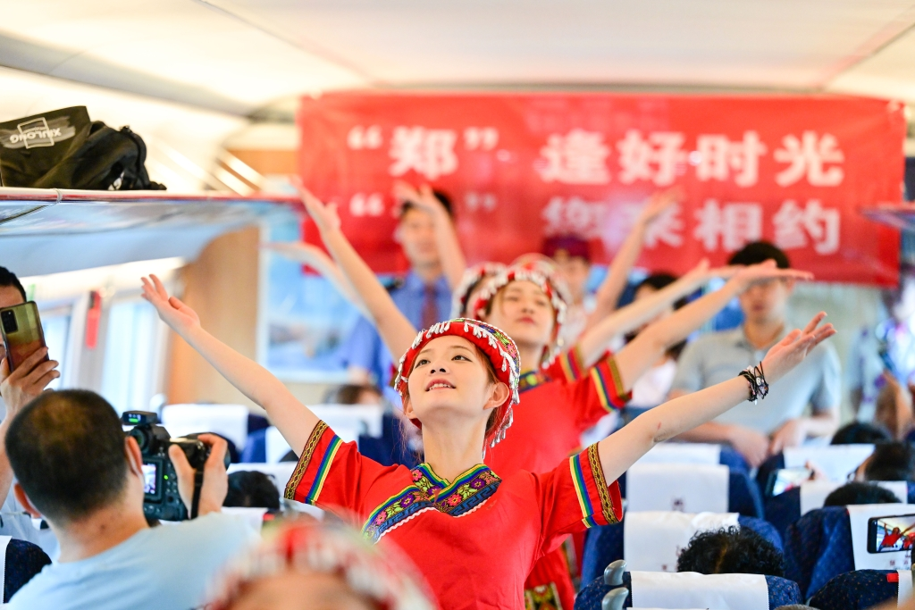 Singing and dancing performances are carried out in the carriage. (Photo provided by correspondent Bao Liang)