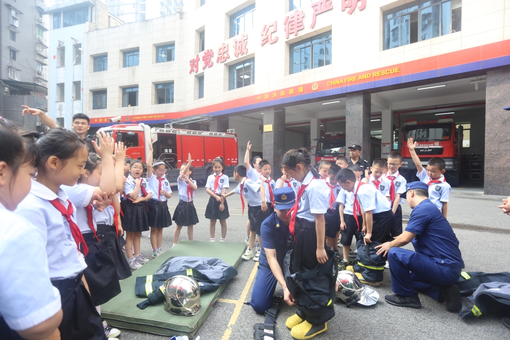 学生现场试穿消防服。渝中消防供图