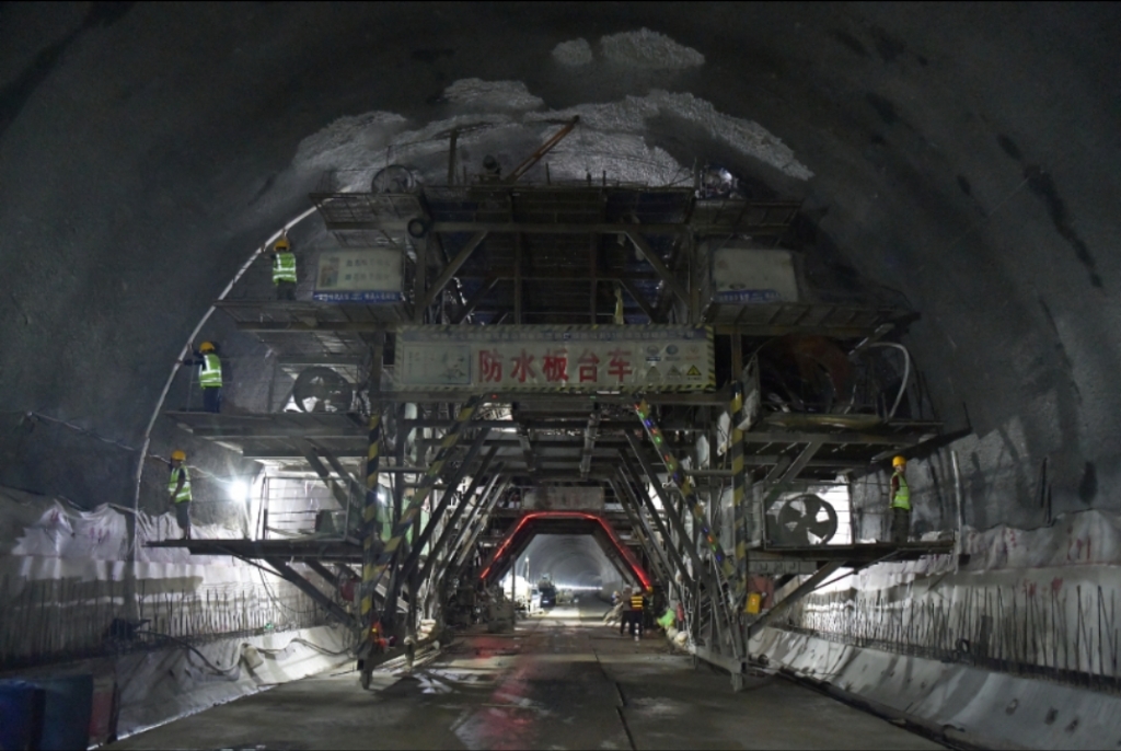 建设中的鲁家山隧道。通讯员 吴晓炜 摄