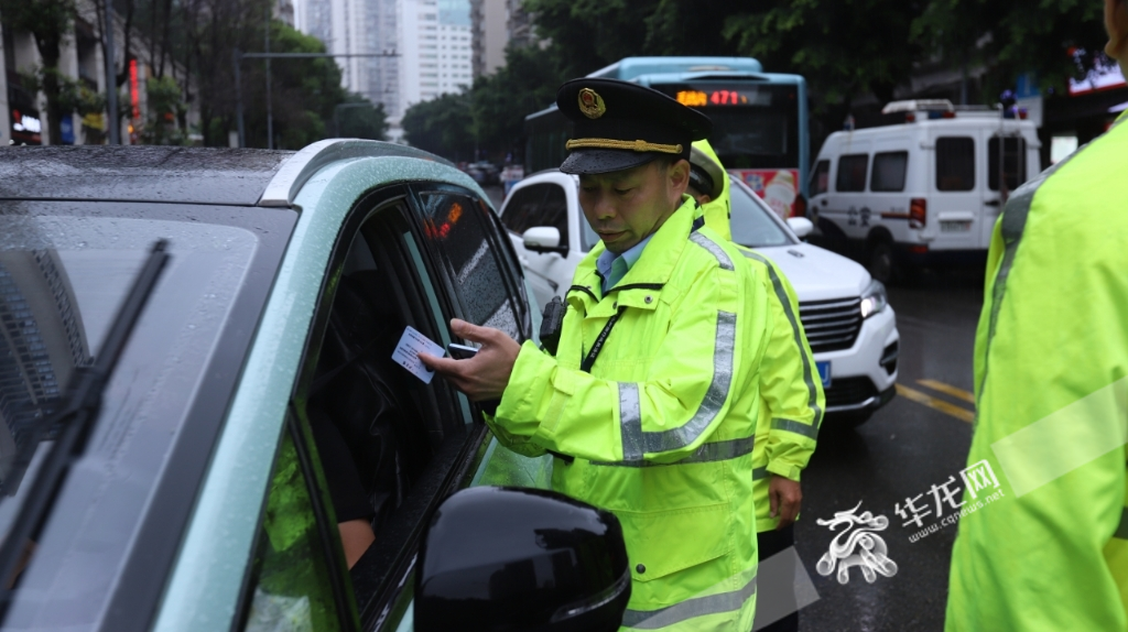 执法队员对过往车辆进行例行检查。华龙网-新重庆客户端记者 陈洋 摄