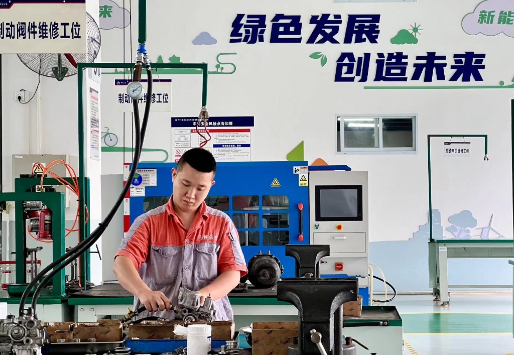 重庆北部公交对1026辆营运车全面检查。受访者供图