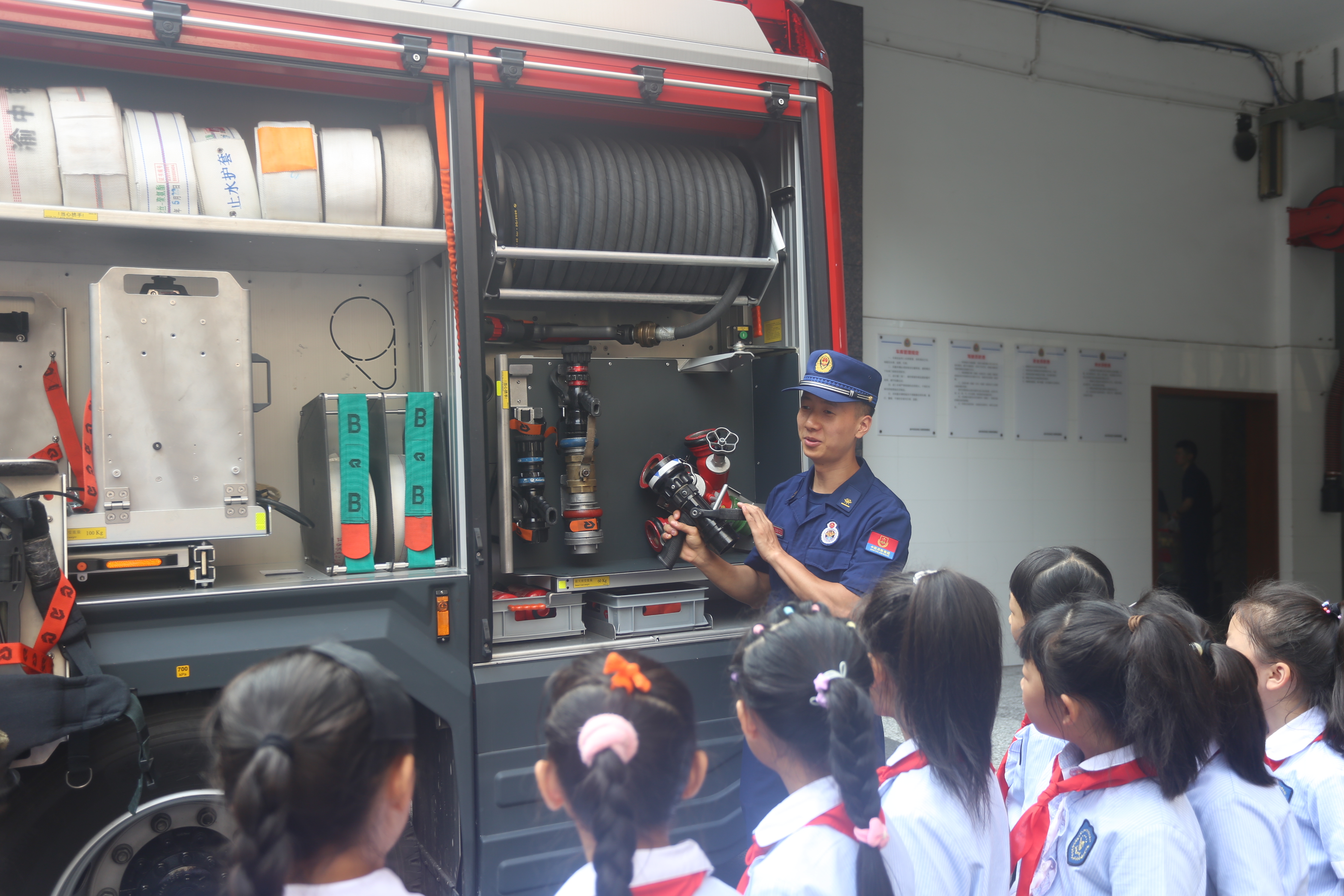 零距离观察消防车。渝中消防供图