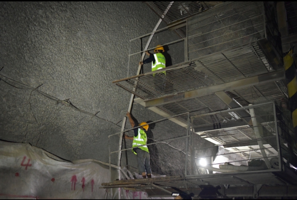 工人在隧道施工。通讯员 吴晓炜 摄