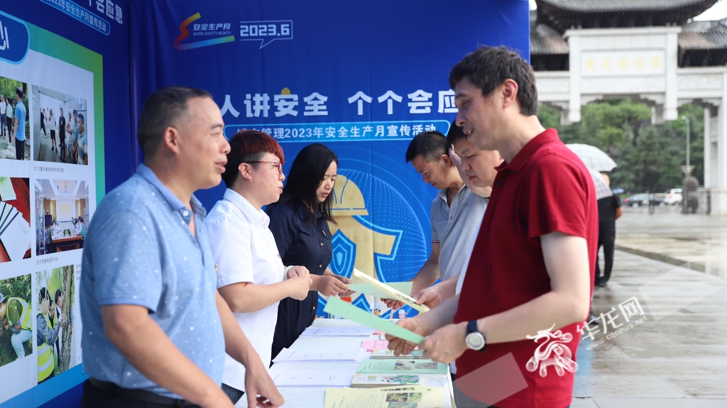 重庆市园林绿化服务中心工作人员像市民讲解红火蚁、马樱丹等外来入侵物种的危害。华龙网-新重庆客户端记者 陈毅 摄